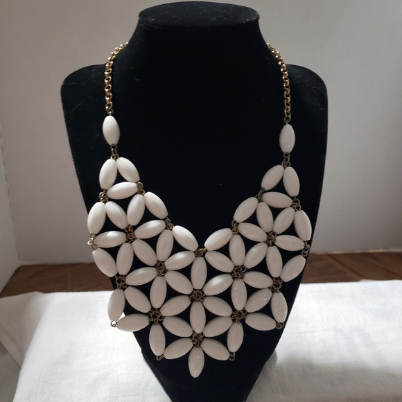 Vintage J. CREW White Flower Bib Statement Piece - Picture 2 of 6